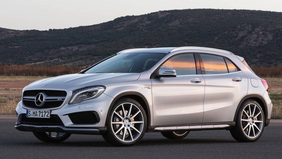 Ele passou pelo tratamento estético típico dos modelos AMG, com direito a novos para-choques e rodas de liga exclusivas | <a href="https://preprod.quatrorodas.abril.com.br/noticias/saloes/detroit-2014/mercedes-benz-revela-gla-amg-766617.shtml" rel="migration">Leia mais</a>