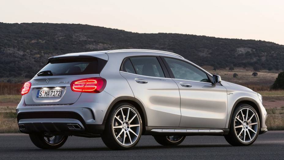 Deste ângulo, o GLA lembra muito o Classe A, modelo do qual deriva | <a href="https://preprod.quatrorodas.abril.com.br/noticias/saloes/detroit-2014/mercedes-benz-revela-gla-amg-766617.shtml" rel="migration">Leia mais</a>