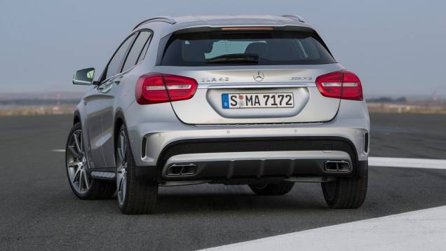 As quatro saídas de escapamento já viraram marca registrada dos modelos AMG | <a href="https://preprod.quatrorodas.abril.com.br/noticias/saloes/detroit-2014/mercedes-benz-revela-gla-amg-766617.shtml" rel="migration">Leia mais</a> As quatro saídas de escapamento já viraram marca registrada dos modelos AMG | <a href="https://preprod.quatrorodas.abril.com.br/noticias/saloes/detroit-2014/mercedes-benz-revela-gla-amg-766617.shtml" rel="migration">Leia mais</a>