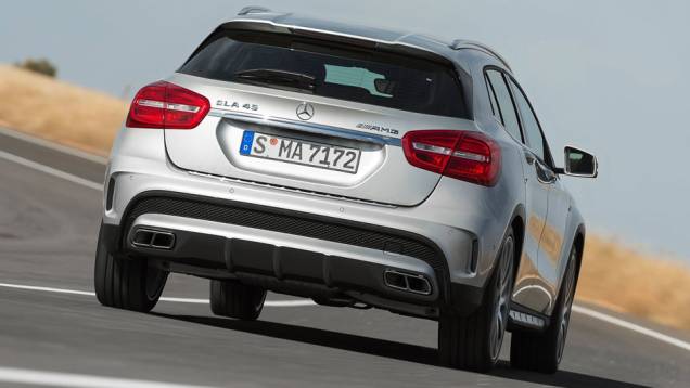 O para-choque traseiro tem um extrator de ar que melhora a aerodinâmica | <a href="https://preprod.quatrorodas.abril.com.br/noticias/saloes/detroit-2014/mercedes-benz-revela-gla-amg-766617.shtml" rel="migration">Leia mais</a> O para-choque traseiro tem um extrator de ar que melhora a aerodinâmica | <a href="https://preprod.quatrorodas.abril.com.br/noticias/saloes/detroit-2014/mercedes-benz-revela-gla-amg-766617.shtml" rel="migration">Leia mais</a>