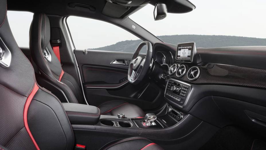 O interior tem bancos esportivos com detalhes em vermelho, mesma tonalidade dos cintos de segurança | <a href="https://preprod.quatrorodas.abril.com.br/noticias/saloes/detroit-2014/mercedes-benz-revela-gla-amg-766617.shtml" rel="migration">Leia mais</a>