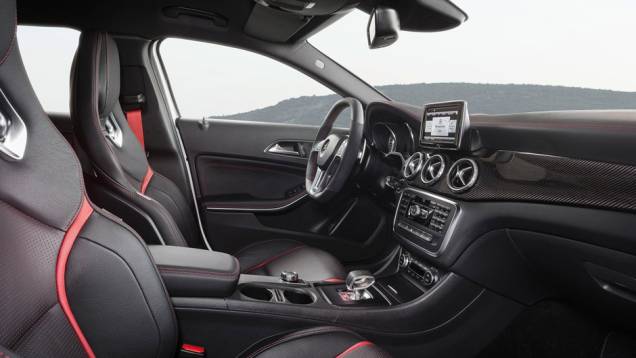 O interior tem bancos esportivos com detalhes em vermelho, mesma tonalidade dos cintos de segurança | <a href="https://preprod.quatrorodas.abril.com.br/noticias/saloes/detroit-2014/mercedes-benz-revela-gla-amg-766617.shtml" rel="migration">Leia mais</a> O interior tem bancos esportivos com detalhes em vermelho, mesma tonalidade dos cintos de segurança | <a href="https://preprod.quatrorodas.abril.com.br/noticias/saloes/detroit-2014/mercedes-benz-revela-gla-amg-766617.shtml" rel="migration">Leia mais</a>