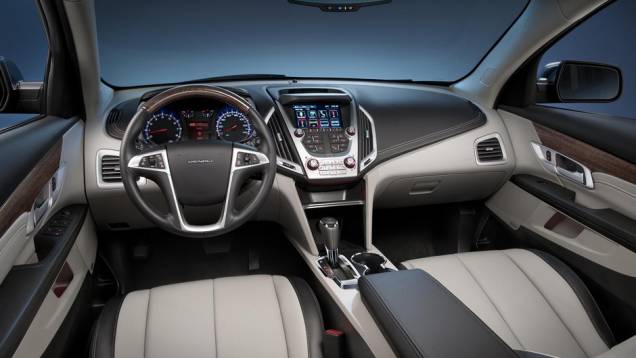 Por dentro novos grafismos, porta-objetos e detalhes cromados foram incorporados ao veículo | <a href="https://preprod.quatrorodas.abril.com.br/noticias/saloes/new-york-2015/gmc-revela-terrain-2016-reestilizada-852111.shtml" target="_blank" rel="migration">Leia mais</a> Por dentro novos grafismos, porta-objetos e detalhes cromados foram incorporados ao veículo | <a href="https://preprod.quatrorodas.abril.com.br/noticias/saloes/new-york-2015/gmc-revela-terrain-2016-reestilizada-852111.shtml" target="_blank" rel="migration">Leia mais</a>