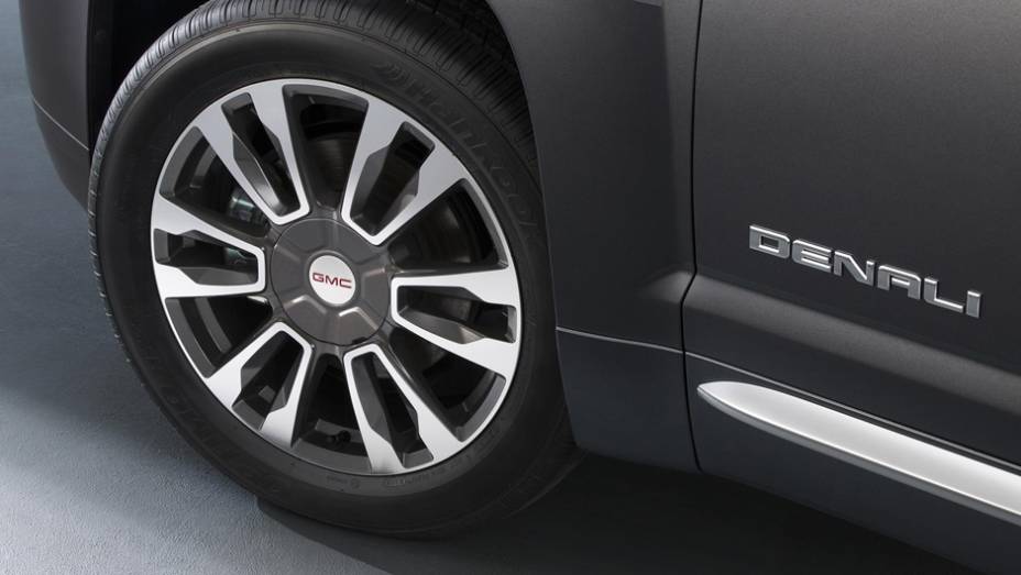 Versão topo de linha Denali tem rodas de 19 polegadas | <a href="https://preprod.quatrorodas.abril.com.br/noticias/saloes/new-york-2015/gmc-revela-terrain-2016-reestilizada-852111.shtml" target="_blank" rel="migration">Leia mais</a>