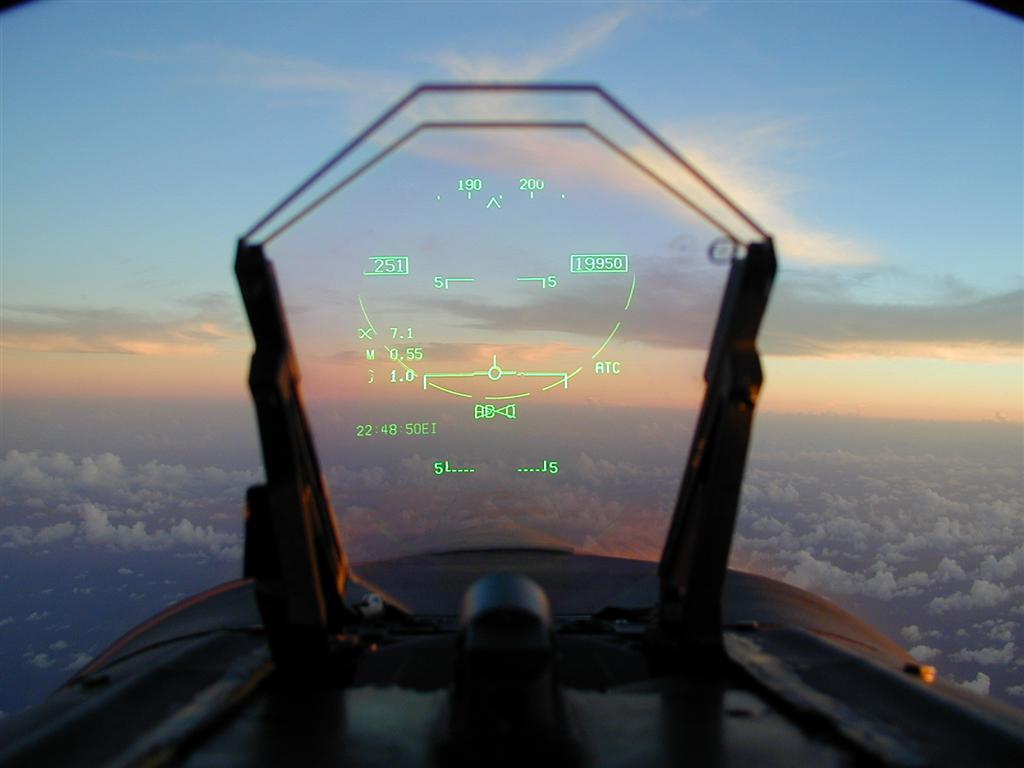 Head-up Display O HUD (Head-up Display) de um caça mostra dados de voo, navegação, busca de alvos e seleção de armas