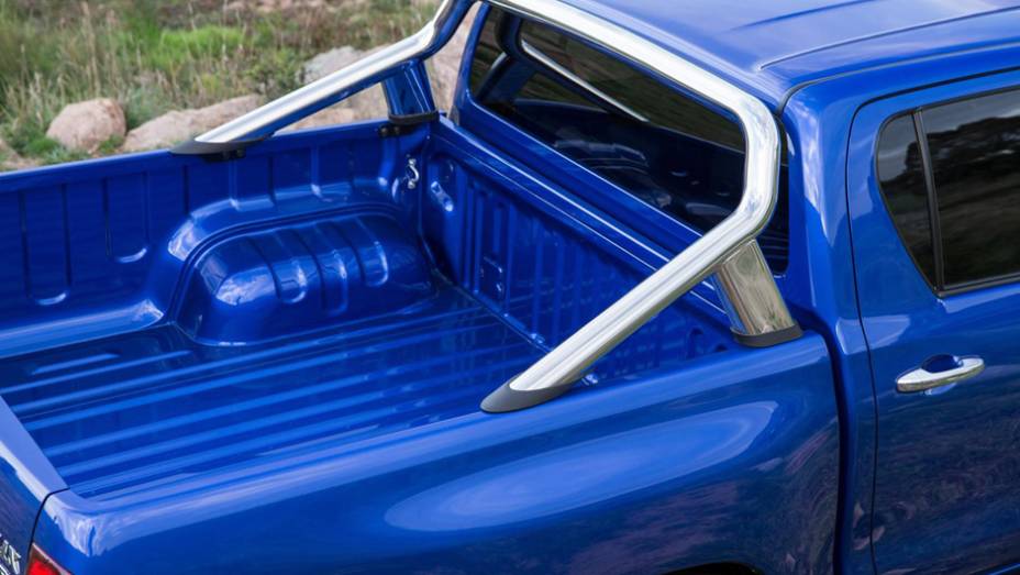 Capacidade de carga &eacute; de 1.240 kg na ca&ccedil;amba e 3.500 kg pelo reboque | <a href="https://preprod.quatrorodas.abril.com.br/noticias/fabricantes/toyota-revela-nova-hilux-2016-867763.shtml" rel="migration">Leia mais</a>