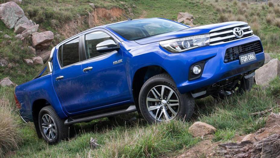 Modelo deve chegar ao mercado brasileiro no início do ano que vem | <a href="https://preprod.quatrorodas.abril.com.br/noticias/fabricantes/toyota-revela-nova-hilux-2016-867763.shtml" rel="migration">Leia mais</a>