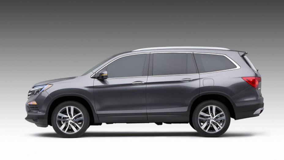 O SUV foi renovado em sintonia com a identidade visual da Honda | <a href="https://preprod.quatrorodas.abril.com.br/noticias/fabricantes/honda-divulga-imagens-pilot-2016-835540.shtml" rel="migration">Leia mais</a>