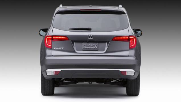 A traseira tem lanternas com formato que lembram um bumerangue, remetendo ao HR-V | <a href="https://preprod.quatrorodas.abril.com.br/noticias/fabricantes/honda-divulga-imagens-pilot-2016-835540.shtml" rel="migration">Leia mais</a> A traseira tem lanternas com formato que lembram um bumerangue, remetendo ao HR-V | <a href="https://preprod.quatrorodas.abril.com.br/noticias/fabricantes/honda-divulga-imagens-pilot-2016-835540.shtml" rel="migration">Leia mais</a>