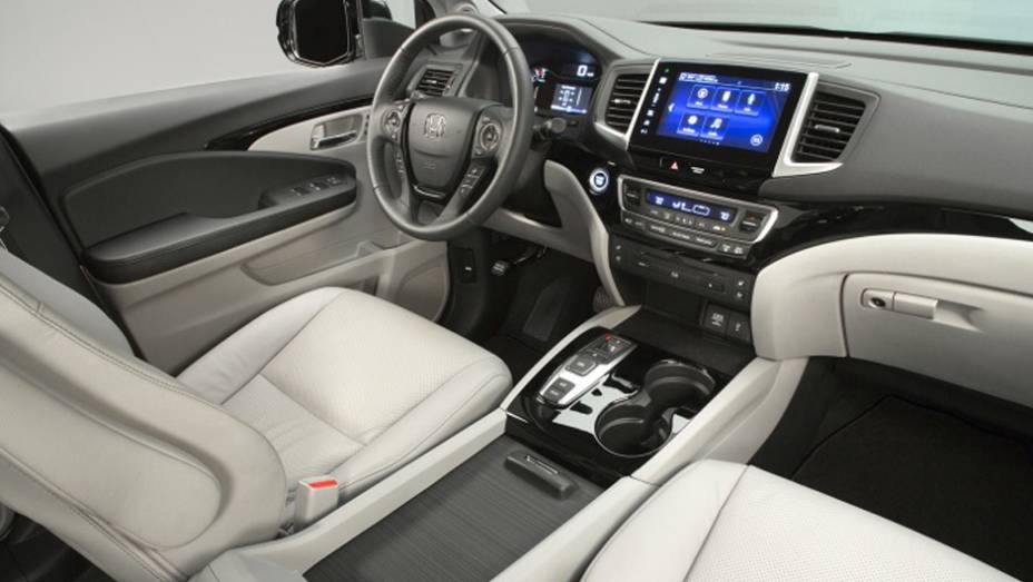 Luxo e conforto na cabine com destaque para a grande tela no centro do painel | <a href="https://preprod.quatrorodas.abril.com.br/noticias/fabricantes/honda-divulga-imagens-pilot-2016-835540.shtml" rel="migration">Leia mais</a>