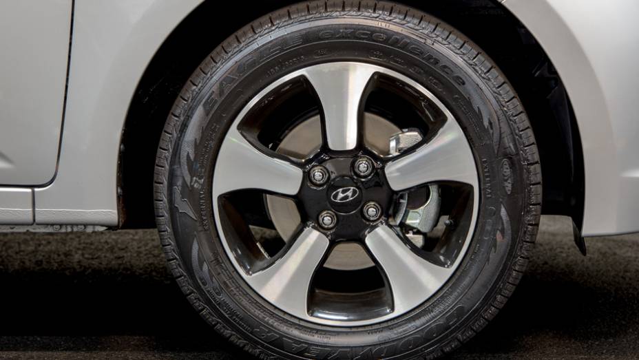 Rodas são de 15 polegadas com acabamento diamantado e desenho exclusivo | <a href="https://preprod.quatrorodas.abril.com.br/noticias/fabricantes/hyundai-hb20s-impress-869080.shtml" rel="migration">Leia mais</a>