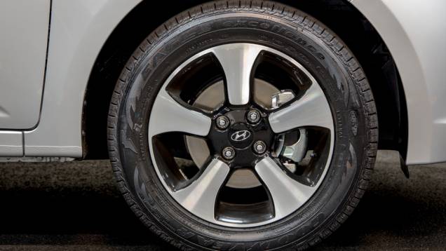 Rodas são de 15 polegadas com acabamento diamantado e desenho exclusivo | <a href="https://preprod.quatrorodas.abril.com.br/noticias/fabricantes/hyundai-hb20s-impress-869080.shtml" rel="migration">Leia mais</a> Rodas são de 15 polegadas com acabamento diamantado e desenho exclusivo | <a href="https://preprod.quatrorodas.abril.com.br/noticias/fabricantes/hyundai-hb20s-impress-869080.shtml" rel="migration">Leia mais</a>