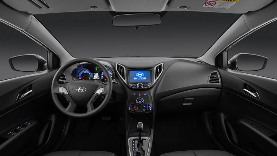 Modelo vem recheado de equipamentos que antes estavam disponíveis apenas na opção de topo de linha do carro como a central multimídia | <a href="https://preprod.quatrorodas.abril.com.br/noticias/fabricantes/hyundai-hb20s-impress-869080.shtml" rel="migration">Leia mais</a>
