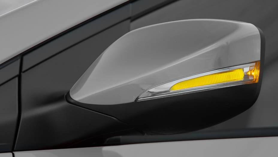 Detalhe da luz indicadora de mudança de direção nos retrovisores externos | <a href="https://preprod.quatrorodas.abril.com.br/noticias/fabricantes/hyundai-hb20s-impress-869080.shtml" rel="migration">Leia mais</a>