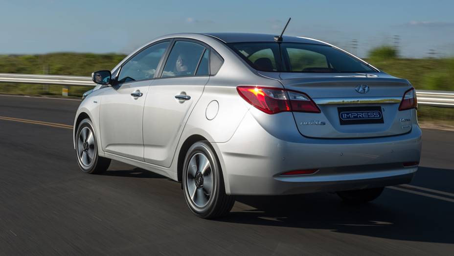 Mecanicamente o carro não mudou, mantendo opção de transmissão manual ou automática | <a href="https://preprod.quatrorodas.abril.com.br/noticias/fabricantes/hyundai-hb20s-impress-869080.shtml" rel="migration">Leia mais</a>