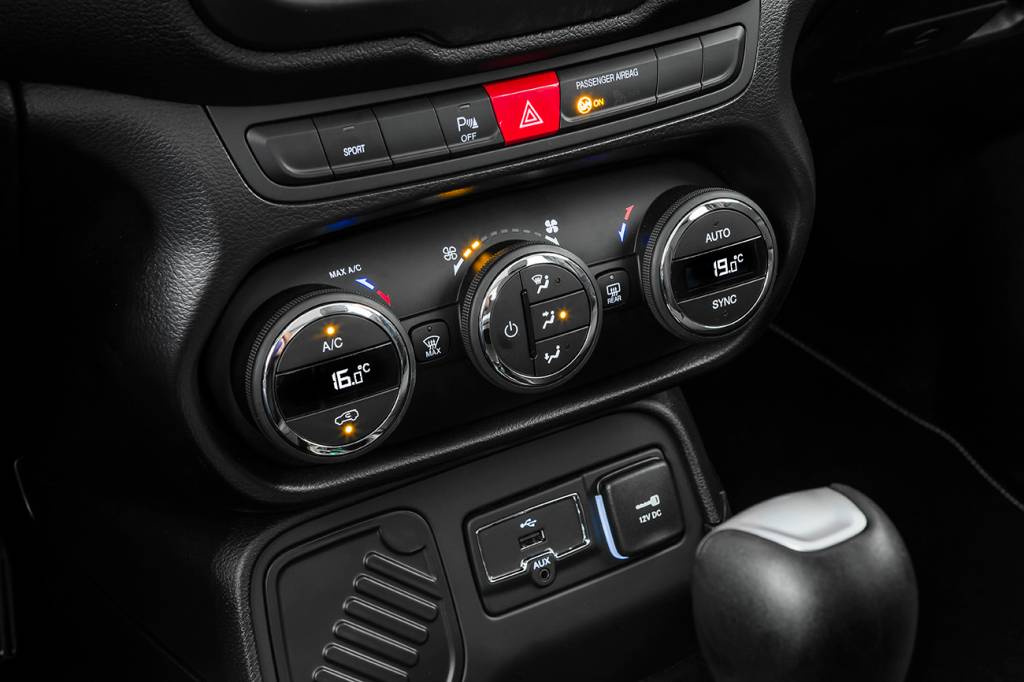 Jeep Renegade Limited 1.8 flex Botão da nova função Sport fica acima dos controles do ar-condicionado