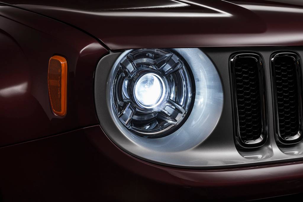 Jeep Renegade Limited 1.8 flex Versões Limited e Trailhawk ganham faróis de xenônio de série