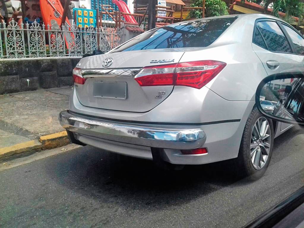 Viva voz Cansado de levar um totó a cada vez que alguém ia estacionar, o dono do Corolla resolveu dar um basta nisso