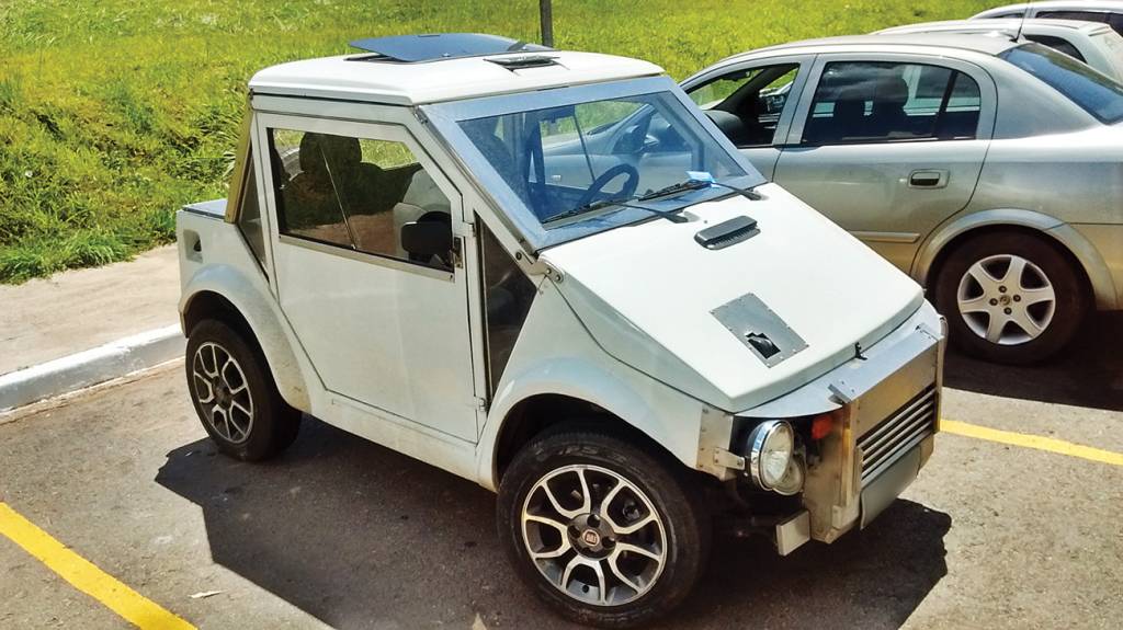 Viva voz Preservação da espécie não é com o dono deste GUrgel Motomachine com rodas de Uno, capô recortado e dianteira adaptada