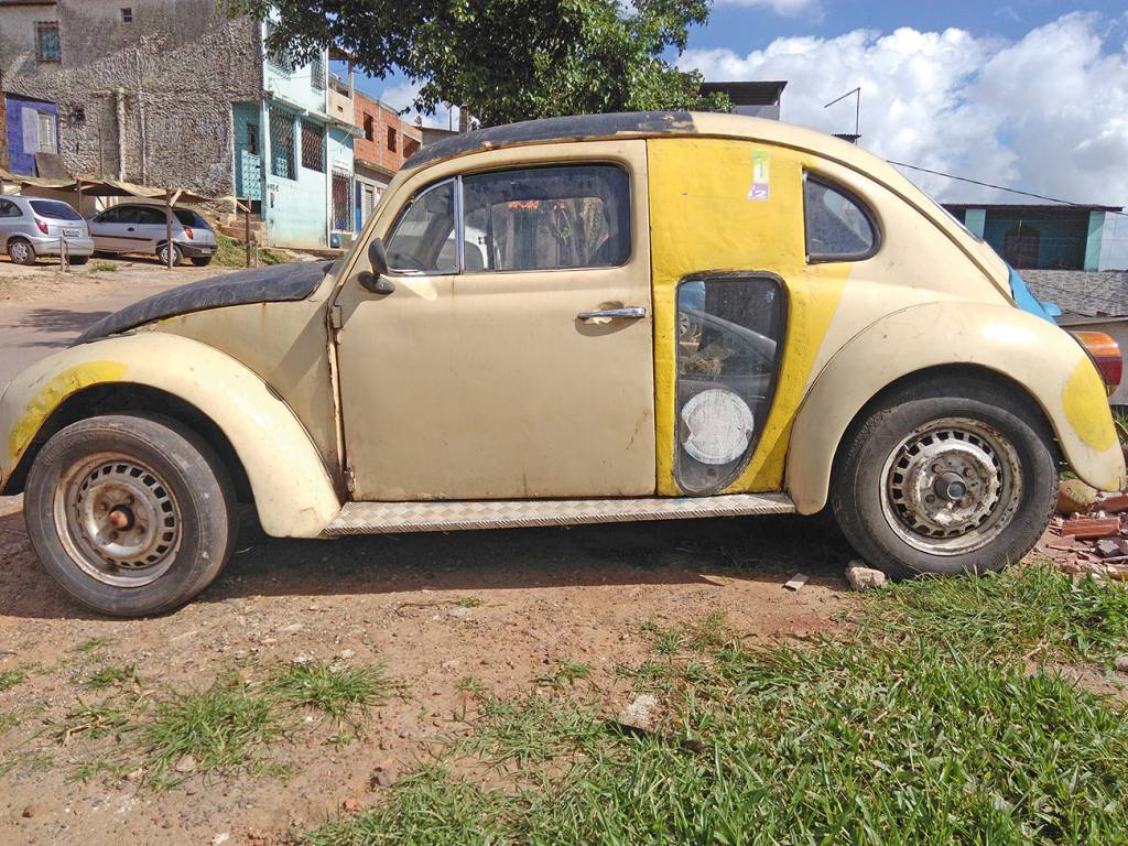 Viva voz Como não queria esconder mais nada da mulher, o proprietário do Fusca deu um jeito de mostrar seu vazio interior