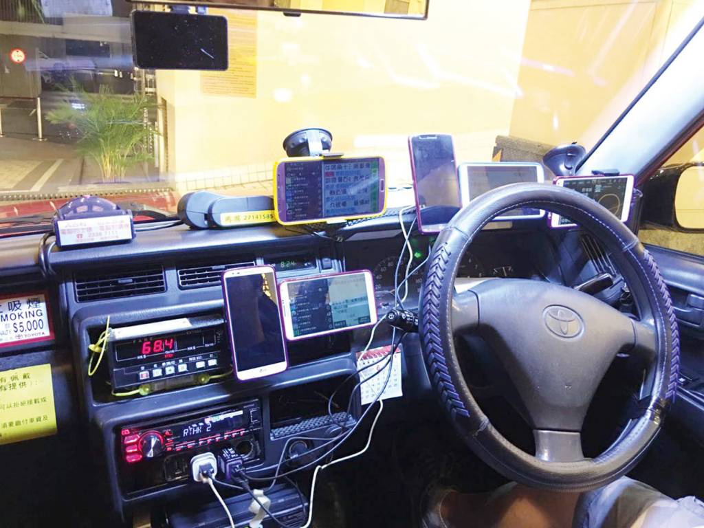 Viva voz Imagine o trabalho que o motorista deste táxi em Hong Kong vai ter para descobrir qual celular está tocando...