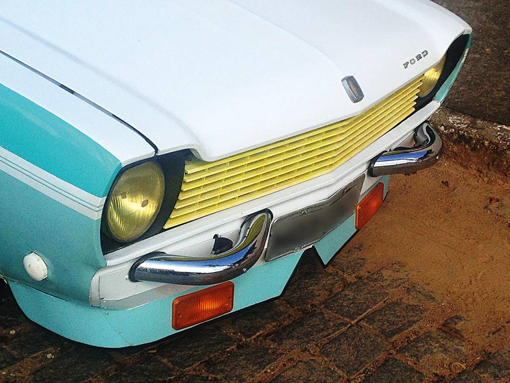 Viva voz Depois da pintura dois tons e grade amarela, o proprietário achou que um quebra-mato cromado caía bem no pobre Corcel