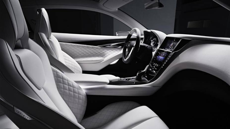 Interior é marcado pelo luxo e sofisticação, como bancos com acolchoamento lateral | <a href="https://preprod.quatrorodas.abril.com.br/noticias/saloes/detroit-2015/infiniti-revela-q60-concept-detroit-824520.shtml" rel="migration">Leia mais</a>