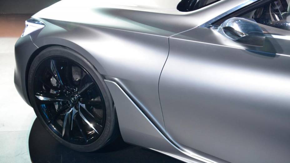 Modelo chega com aerodinâmica semelhante a de um carro de F1 | <a href="https://preprod.quatrorodas.abril.com.br/noticias/saloes/detroit-2015/infiniti-revela-q60-concept-detroit-824520.shtml" rel="migration">Leia mais</a>