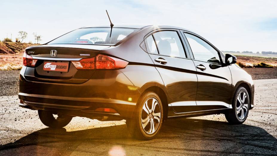 Médios: Honda City 1.5 16V Flex - 9,3 km/l etanol - 13,3 km/l gasolina | <a href="https://preprod.quatrorodas.abril.com.br/noticias/mercado/inmetro-divulga-ranking-2015-programa-etiquetagem-veicular-827512.shtml" rel="migration">Leia mais</a>