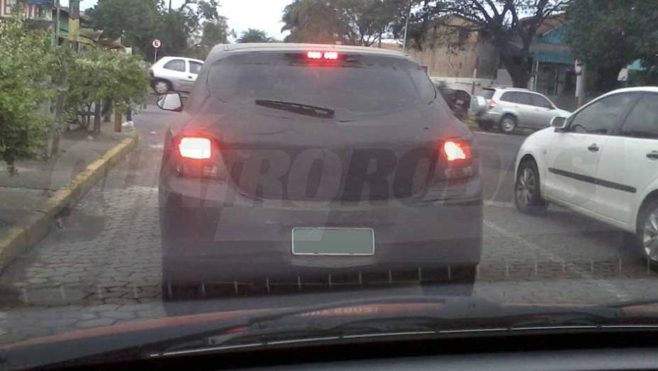 Jói Theis viu esta unidade na Região Sul: olhando de trás, não é grande a semelhança com o Volkswagen Gol? | <a href="https://preprod.quatrorodas.abril.com.br/noticias/segredo/vergonha-chevrolet-onix-desfila-pelas-ruas-699110.shtml" rel="migration">Leia mais</a>