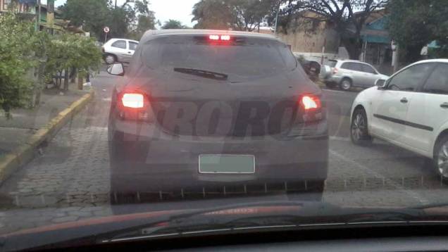 Jói Theis viu esta unidade na Região Sul: olhando de trás, não é grande a semelhança com o Volkswagen Gol? | <a href="https://preprod.quatrorodas.abril.com.br/noticias/segredo/vergonha-chevrolet-onix-desfila-pelas-ruas-699110.shtml" rel="migration">Leia mais</a> Jói Theis viu esta unidade na Região Sul: olhando de trás, não é grande a semelhança com o Volkswagen Gol? | <a href="https://preprod.quatrorodas.abril.com.br/noticias/segredo/vergonha-chevrolet-onix-desfila-pelas-ruas-699110.shtml" rel="migration">Leia mais</a>