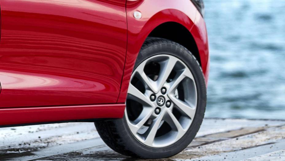 Modelo &eacute; o seu mais novo compacto de entrada no mercado europeu | <a href="https://preprod.quatrorodas.abril.com.br/noticias/saloes/genebra-2015/opel-lanca-karl-europa-819122.shtml" rel="migration">Leia mais</a>