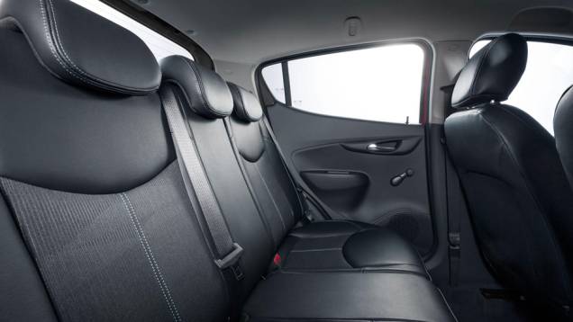 Espaço para três passageiros atrás não é exatamente generoso | <a href="https://preprod.quatrorodas.abril.com.br/noticias/saloes/genebra-2015/opel-lanca-karl-europa-819122.shtml" rel="migration">Leia mais</a> Espaço para três passageiros atrás não é exatamente generoso | <a href="https://preprod.quatrorodas.abril.com.br/noticias/saloes/genebra-2015/opel-lanca-karl-europa-819122.shtml" rel="migration">Leia mais</a>