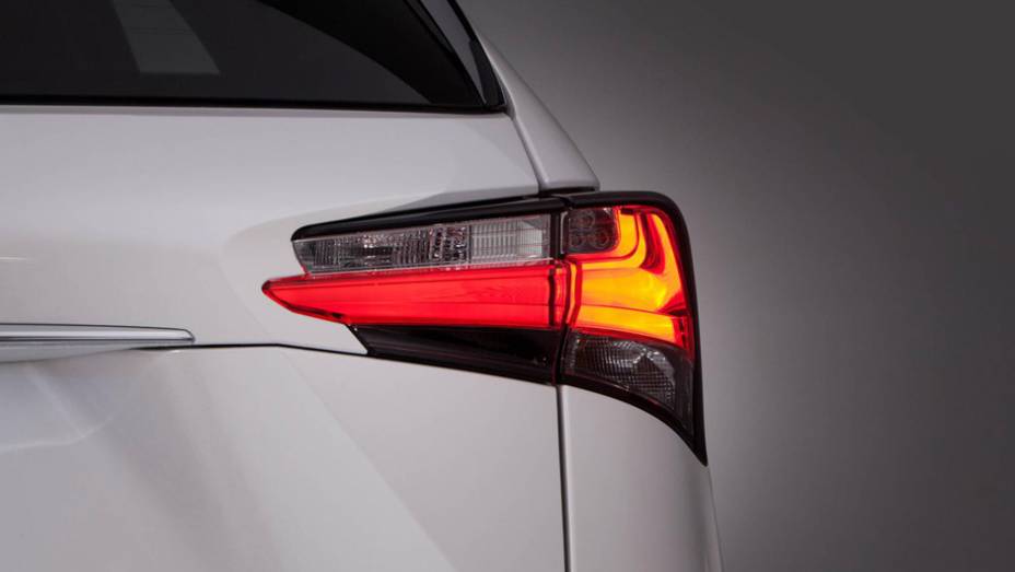 Lanterna traseira do NX | <a href="https://preprod.quatrorodas.abril.com.br/noticias/saloes/pequim-2014/lexus-revela-crossover-nx-2015-pequim-780341.shtml" rel="migration">Leia mais</a>