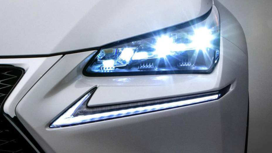 Conjunto &oacute;tico com luzes de uso diurno e far&oacute;is de led | <a href="https://preprod.quatrorodas.abril.com.br/noticias/saloes/pequim-2014/lexus-revela-crossover-nx-2015-pequim-780341.shtml" rel="migration">Leia mais</a>