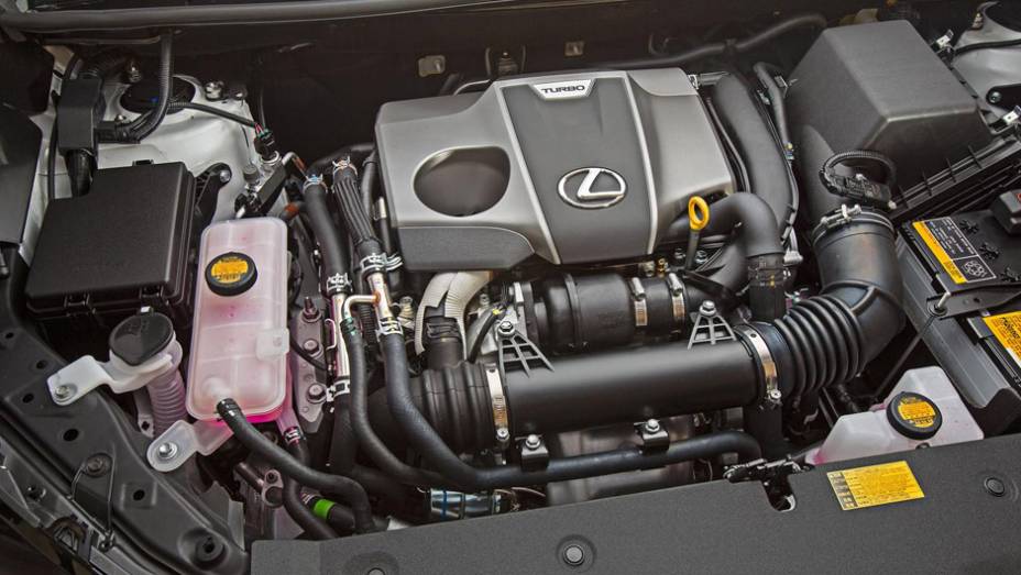 Motor quatro cilindros 2.0 litros turbo gerando 238 cavalos e 35.67 mkgf de torque | <a href="https://preprod.quatrorodas.abril.com.br/noticias/saloes/pequim-2014/lexus-revela-crossover-nx-2015-pequim-780341.shtml" rel="migration">Leia mais</a>