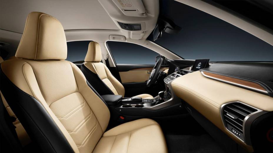 Interior preto e creme com detalhes met&aacute;licos e em madeira do NX | <a href="https://preprod.quatrorodas.abril.com.br/noticias/saloes/pequim-2014/lexus-revela-crossover-nx-2015-pequim-780341.shtml" rel="migration">Leia mais</a>