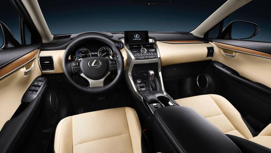 Interior preto e creme com detalhes met&aacute;licos e em madeira do NX | <a href="https://preprod.quatrorodas.abril.com.br/noticias/saloes/pequim-2014/lexus-revela-crossover-nx-2015-pequim-780341.shtml" rel="migration">Leia mais</a>