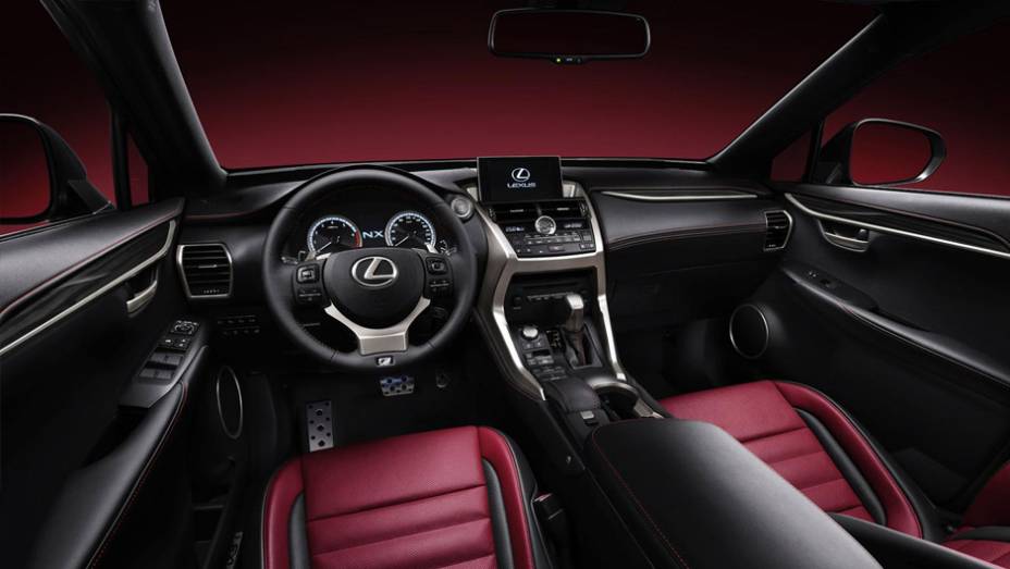 Vers&atilde;o do NX com interior preto com estofamento roxo e detalhes met&aacute;licos | <a href="https://preprod.quatrorodas.abril.com.br/noticias/saloes/pequim-2014/lexus-revela-crossover-nx-2015-pequim-780341.shtml" rel="migration">Leia mais</a>