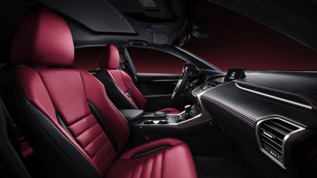 Versão do NX com interior preto com estofamento roxo e detalhes metálicos | <a href="https://preprod.quatrorodas.abril.com.br/noticias/saloes/pequim-2014/lexus-revela-crossover-nx-2015-pequim-780341.shtml" rel="migration">Leia mais</a> Versão do NX com interior preto com estofamento roxo e detalhes metálicos | <a href="https://preprod.quatrorodas.abril.com.br/noticias/saloes/pequim-2014/lexus-revela-crossover-nx-2015-pequim-780341.shtml" rel="migration">Leia mais</a>