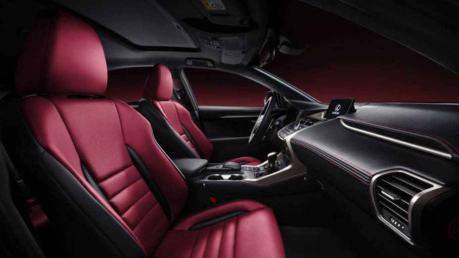 Vers&atilde;o do NX com interior preto com estofamento roxo e detalhes met&aacute;licos | <a href="https://preprod.quatrorodas.abril.com.br/noticias/saloes/pequim-2014/lexus-revela-crossover-nx-2015-pequim-780341.shtml" rel="migration">Leia mais</a>