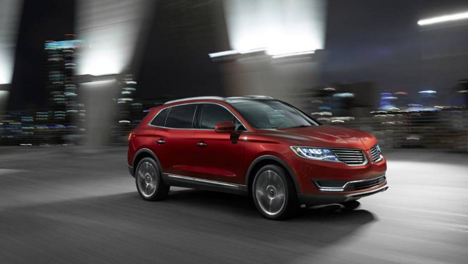 Grande frontal do crossover chega no formato de duas asas | <a href="https://preprod.quatrorodas.abril.com.br/noticias/saloes/detroit-2015/lincoln-revela-crossover-mkx-2016-825300.shtml" rel="migration">Leia mais</a>