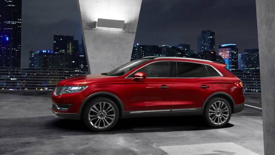 Vers&atilde;o de entrada conta com motor V6 3.7 de 300 cv. J&aacute; o topo de linha, V6 2.7 entrega 330 cv | <a href="https://preprod.quatrorodas.abril.com.br/noticias/saloes/detroit-2015/lincoln-revela-crossover-mkx-2016-825300.shtml" rel="migration">Leia mais</a>