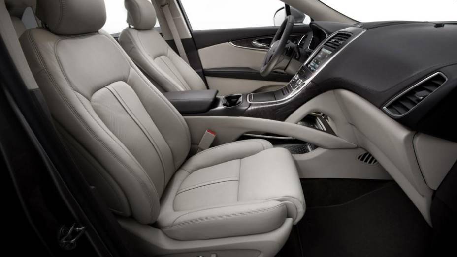 Cabine traz bancos e console revestidos em couro, com monitor touchscreen | <a href="https://preprod.quatrorodas.abril.com.br/noticias/saloes/detroit-2015/lincoln-revela-crossover-mkx-2016-825300.shtml" rel="migration">Leia mais</a>