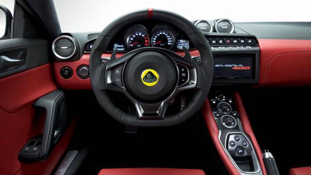 O interior foi totalmente retrabalhado com materiais mais nobres e mais conforto | <a href="https://preprod.quatrorodas.abril.com.br/noticias/saloes/genebra-2015/lotus-evora-400-2015-apresentada-837306.shtml" rel="migration">Leia mais</a> O interior foi totalmente retrabalhado com materiais mais nobres e mais conforto | <a href="https://preprod.quatrorodas.abril.com.br/noticias/saloes/genebra-2015/lotus-evora-400-2015-apresentada-837306.shtml" rel="migration">Leia mais</a>