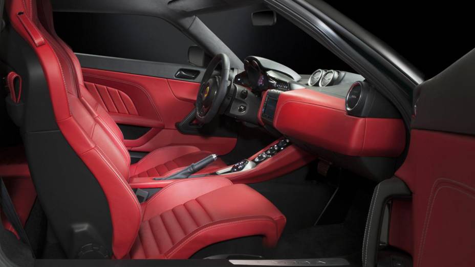 Com transmiss&atilde;o manual ou autom&aacute;tica de seis marchas, o carro bate os 300 km/h | <a href="https://preprod.quatrorodas.abril.com.br/noticias/saloes/genebra-2015/lotus-evora-400-2015-apresentada-837306.shtml" rel="migration">Leia mais</a>