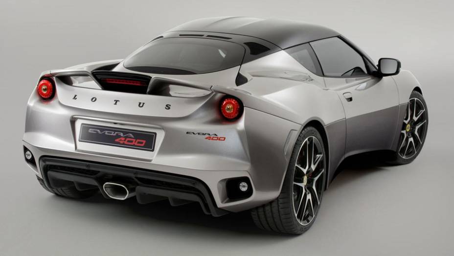 Com o uso de alum&iacute;nio no chassi, o Evora 2015 &eacute; 22kg mais leve do que o seu antecessor | <a href="https://preprod.quatrorodas.abril.com.br/noticias/saloes/genebra-2015/lotus-evora-400-2015-apresentada-837306.shtml" rel="migration">Leia mais</a>