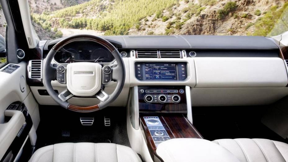 Luxuoso interior comporta somente quatro ocupantes | <a href="https://preprod.quatrorodas.abril.com.br/saloes/paris/2012/range-rover-702581.shtml" rel="migration">Leia mais</a>