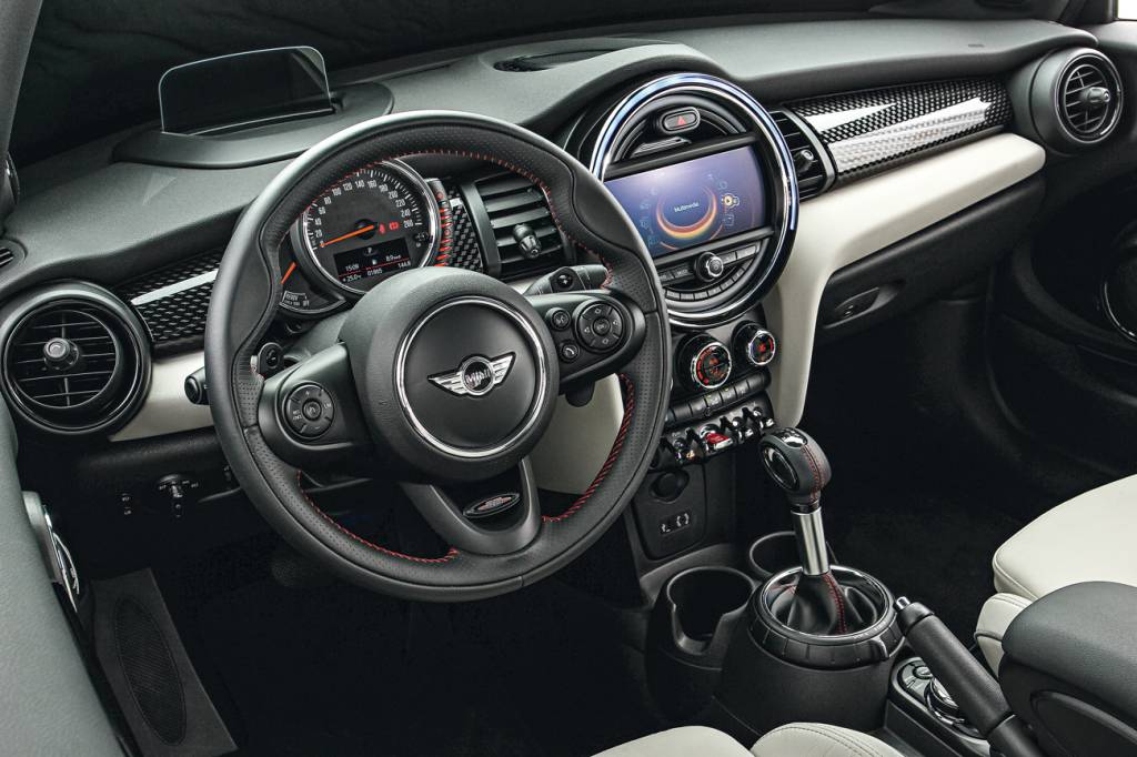 Mini Cooper Cabrio S O Cabrio herdou o painel e os equipamentos da versão cupê