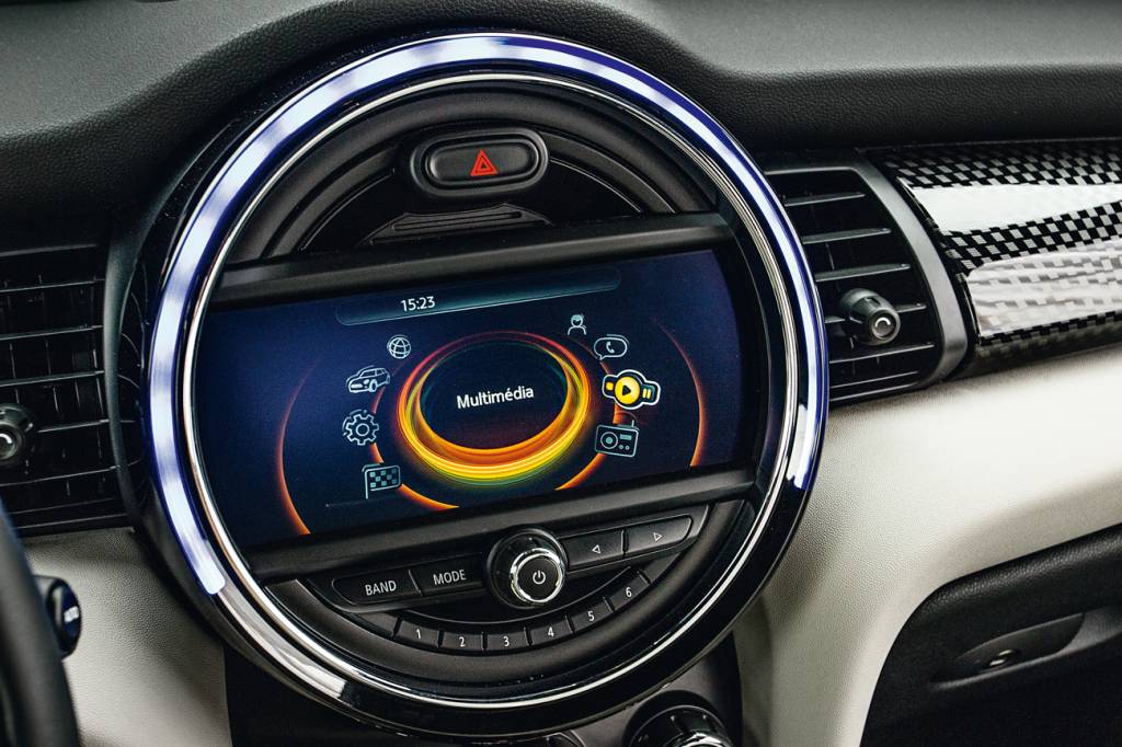 Mini Cooper Cabrio S Central multimídia conta com tela de 8,8 polegadas